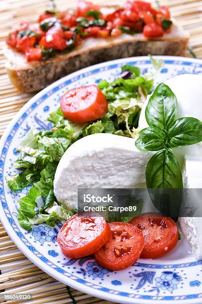 Foto de Muçarela De Búfala Com Salada e mais fotos de stock de Alimentação Saudável - Alimentação Saudável, Almoço, Antepasto