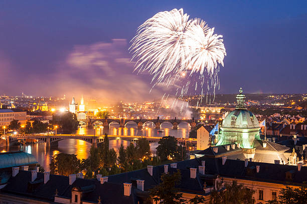 mágico iluminaciones de praga de noche - stefanik observatory fotografías e imágenes de stock