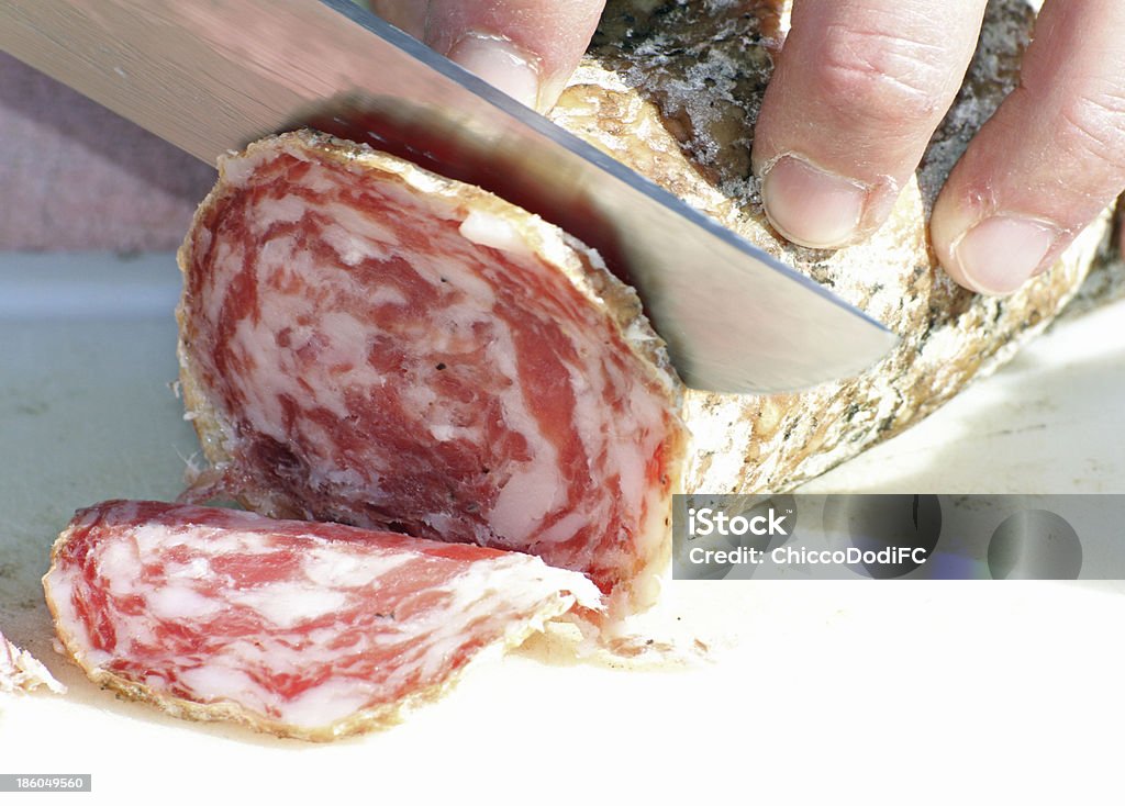 butcher corte del salami con un cuchillo filoso 2 - Foto de stock de Acero libre de derechos