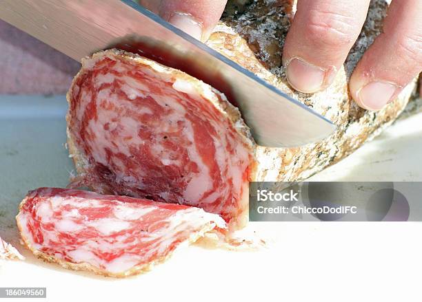 Butcher Corte Del Salami Con Un Cuchillo Filoso 2 Foto de stock y más banco de imágenes de Acero - Acero, Acné, Ajo