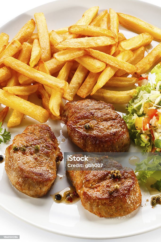 Carne a la parrilla, papas fritas y verduras - Foto de stock de Alimento libre de derechos