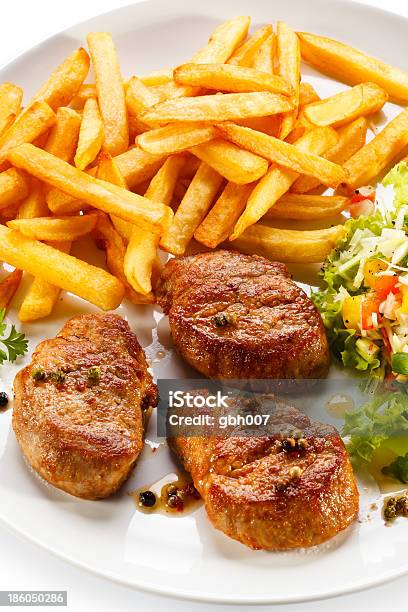 Carne A La Parrilla Papas Fritas Y Verduras Foto de stock y más banco de imágenes de Alimento - Alimento, Asado - Alimento cocinado, Carne