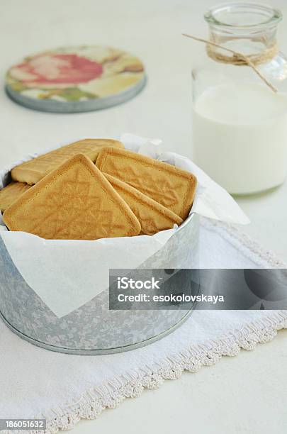 Photo libre de droit de Crumbly Boîte De Cookies En Étain Vintage Napperon banque d'images et plus d'images libres de droit de Aluminium - Aluminium, Biscuit, Boisson