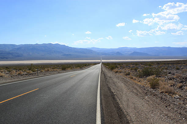 ストレート road から、砂漠、カリフォルニア州、アメリカ） - desert road road highway california ストックフォトと画像