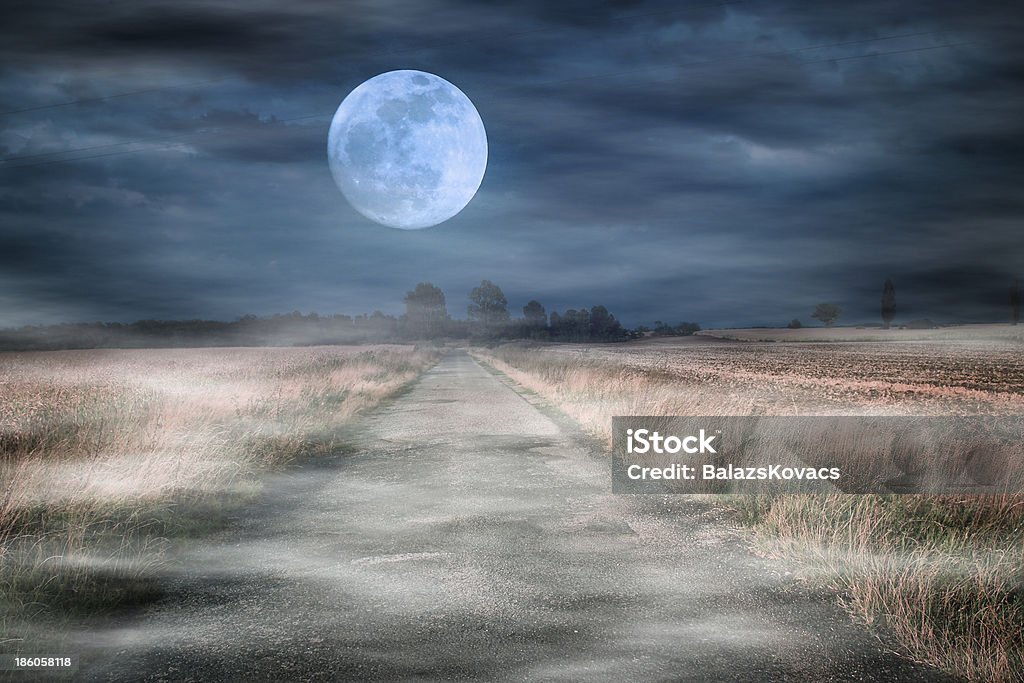 Beginnen über Asphaltstraße - Lizenzfrei Mond Stock-Foto