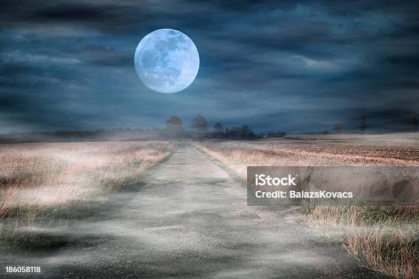 Beginnen Über Asphaltstraße Stockfoto und mehr Bilder von Mond - Mond, Abenddämmerung, Asphalt