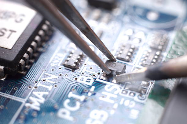 soldar e conjunto de smd transístor - close up small circuit board computer chip imagens e fotografias de stock