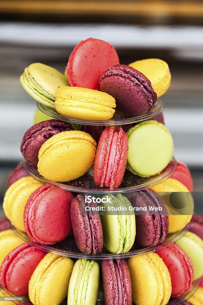 Owoce macaroons macarons w Piękny wyświetlacz - Zbiór zdjęć royalty-free (Dostawca cateringowy)