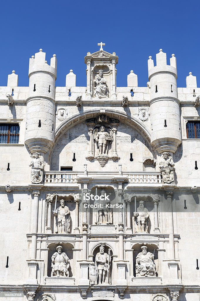 サンタ・マリア・ゲートウェイ・アーチの街を Burgos スペイン - アクセスしやすいのロイヤリティフリーストックフォト