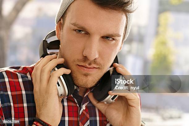 Grande Retrato De Jovem Rapaz Com Auscultadores - Fotografias de stock e mais imagens de 20-29 Anos - 20-29 Anos, Adulto, Ao Ar Livre