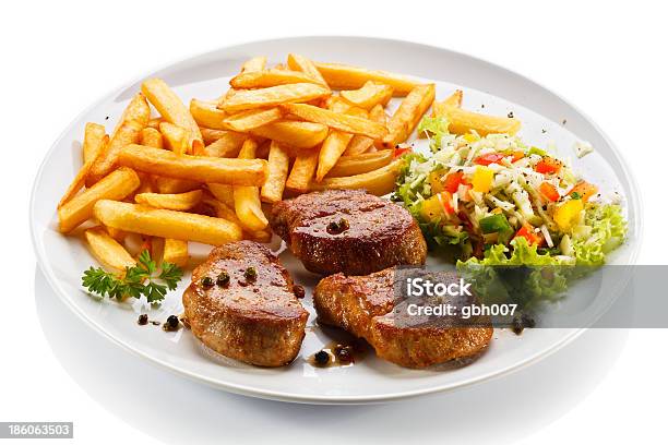 구운 고기 및 야채 프렌치 프라이와 함께 제공 감자 요리에 대한 스톡 사진 및 기타 이미지 - 감자 요리, 건강에 좋지 않은 음식, 고기