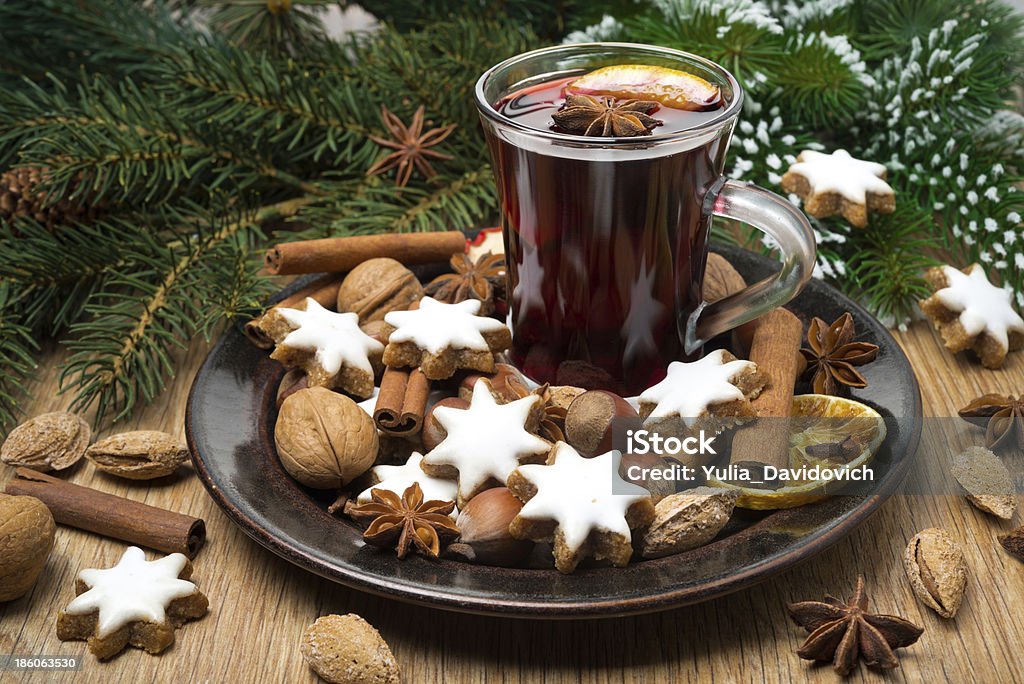 cookies in Form von stars, Gewürzen und Glühwein - Lizenzfrei Alkoholisches Getränk Stock-Foto