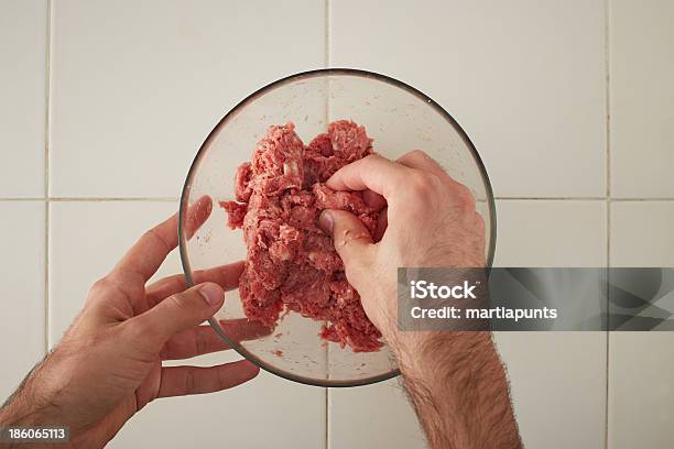 Manos Que Meatballs Cook Foto de stock y más banco de imágenes de Carne - Carne, Cocinar, Combinar