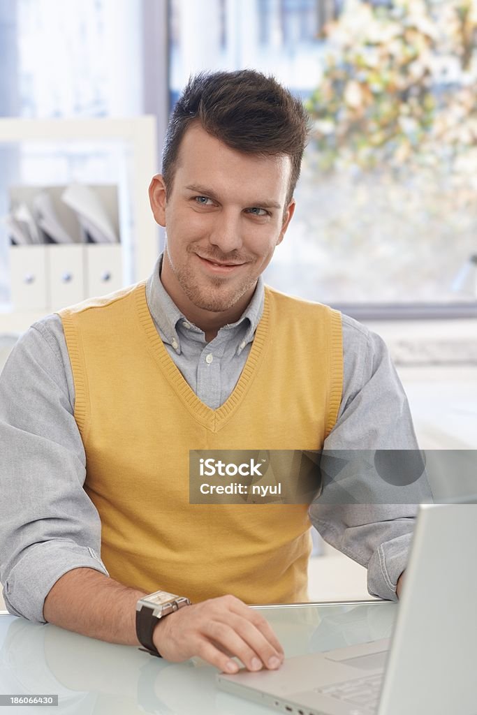Felice Uomo d'affari che lavorano alla scrivania - Foto stock royalty-free di Adulto