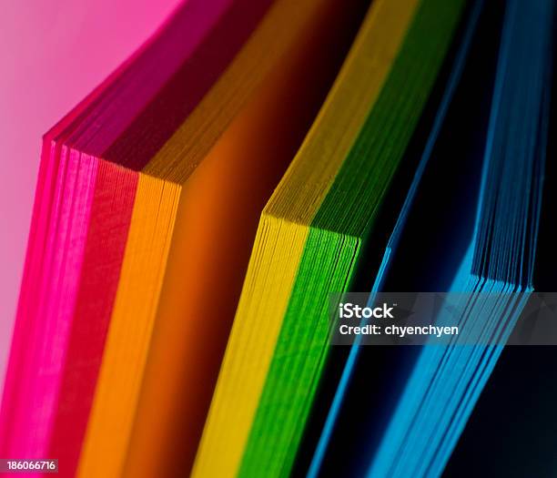 Colorato Carta - Fotografie stock e altre immagini di Arcobaleno - Arcobaleno, Blu, Carta