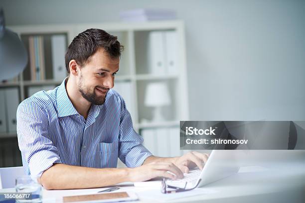 Vernetzung Stockfoto und mehr Bilder von Laptop benutzen - Laptop benutzen, Lächeln, Büro