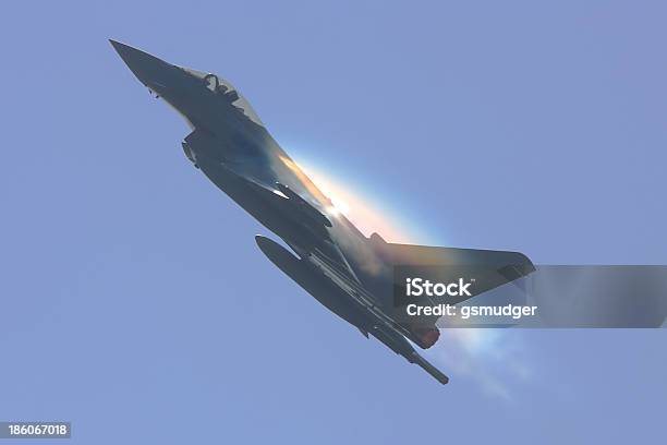 Jet Fighter Schafft Regenbogeneffekt Stockfoto und mehr Bilder von Aerodynamisch - Aerodynamisch, Aufregung, Blau