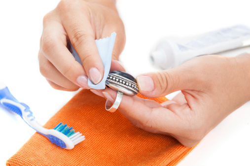 Professional jewellery cleaning with toothpaste and cleaning rug