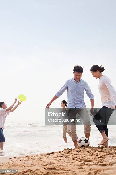 4 청소년 축구 프리즈비 해변 4 명에 대한 스톡 사진 및 기타 이미지 - 4 명, 건강한 생활방식, 검정 머리