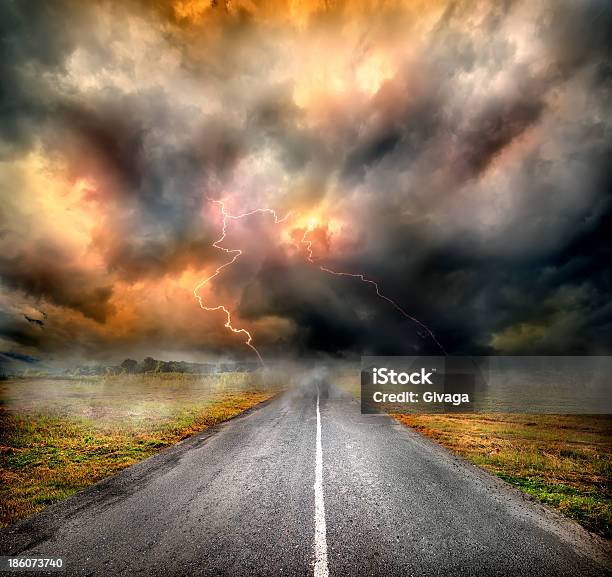 Шторм Облака И Молния На Шоссе — стоковые фотографии и другие картинки Абстрактный - Абстрактный, Автодром, Автострада