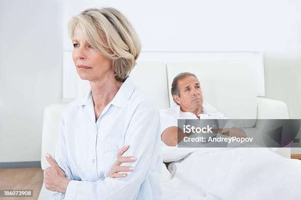 Älteres Paar Im Streit Ausbrach Wie Zu Hause Fühlen Stockfoto und mehr Bilder von Bett