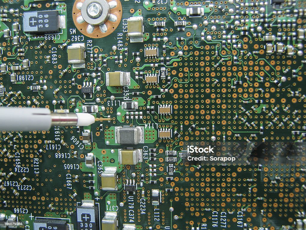 Multimètre probes examiner un circuit intégré - Photo de Arranger libre de droits