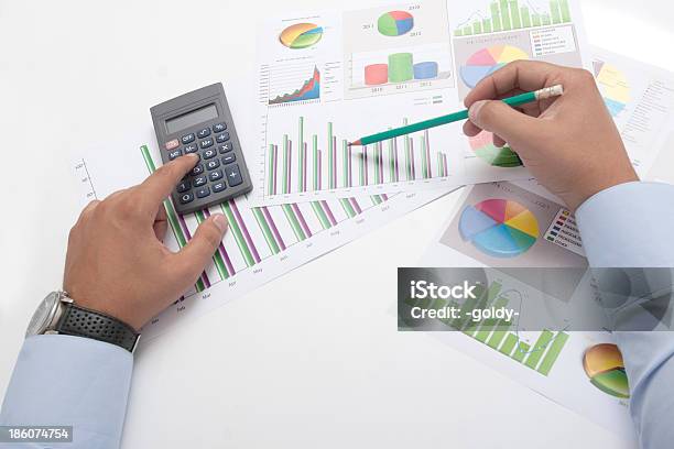 Cálculo De Negocios Foto de stock y más banco de imágenes de Ahorros - Ahorros, Analizar, Asesor financiero