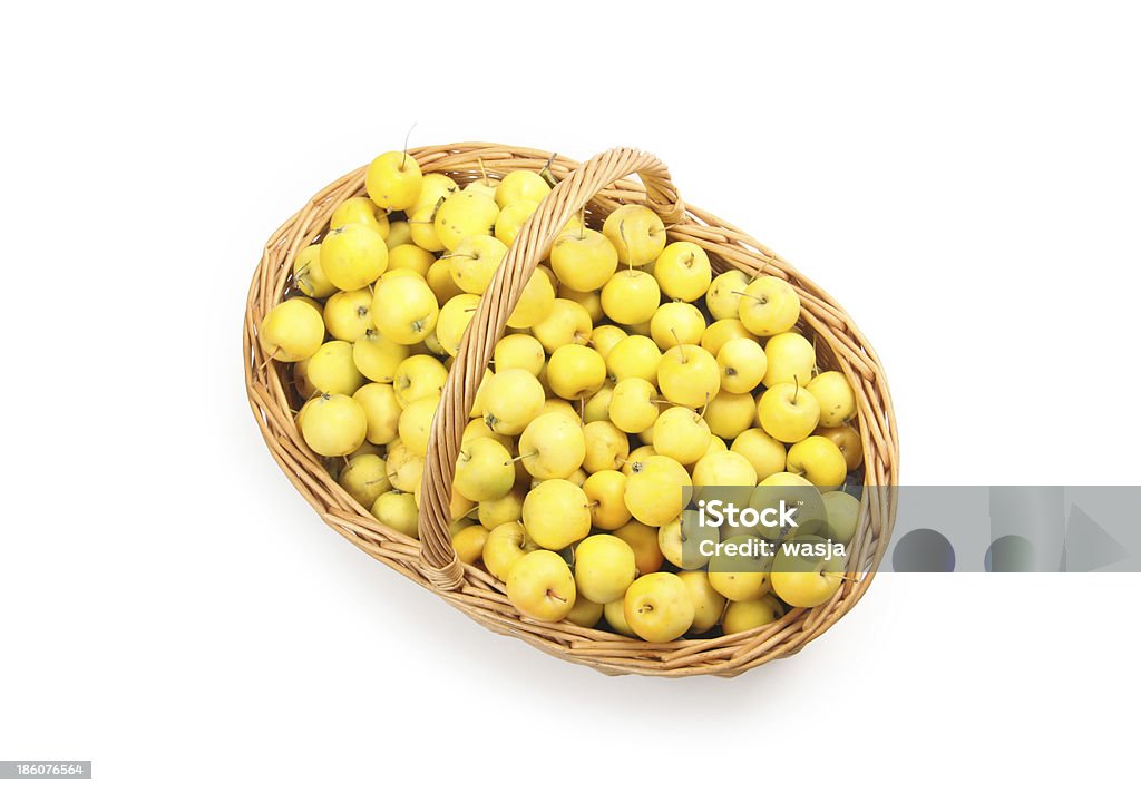 Amarillo manzanas en una cesta de mimbre - Foto de stock de Agricultura libre de derechos