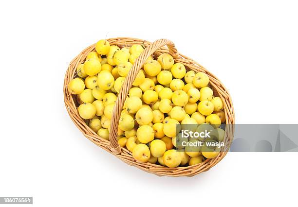 Amarillo Manzanas En Una Cesta De Mimbre Foto de stock y más banco de imágenes de Agricultura - Agricultura, Alimento, Amarillo - Color