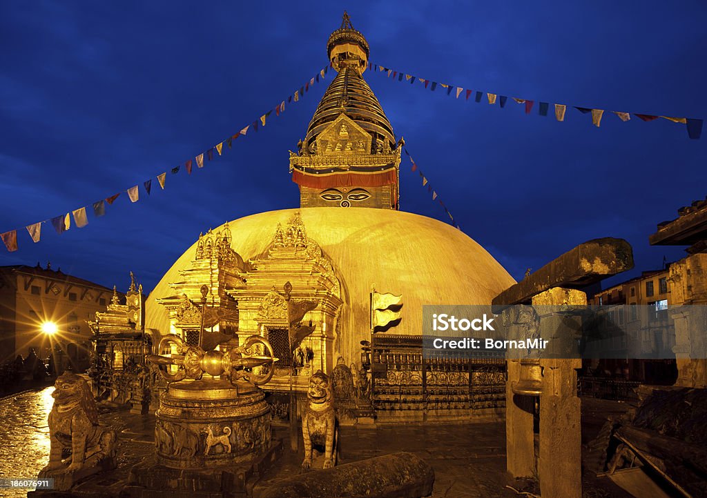 Scatto notturno di Swayambhunath Tempio di Kathmandu - Foto stock royalty-free di Ambientazione tranquilla