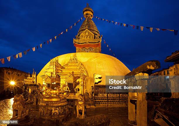 Scatto Notturno Di Swayambhunath Tempio Di Kathmandu - Fotografie stock e altre immagini di Ambientazione tranquilla