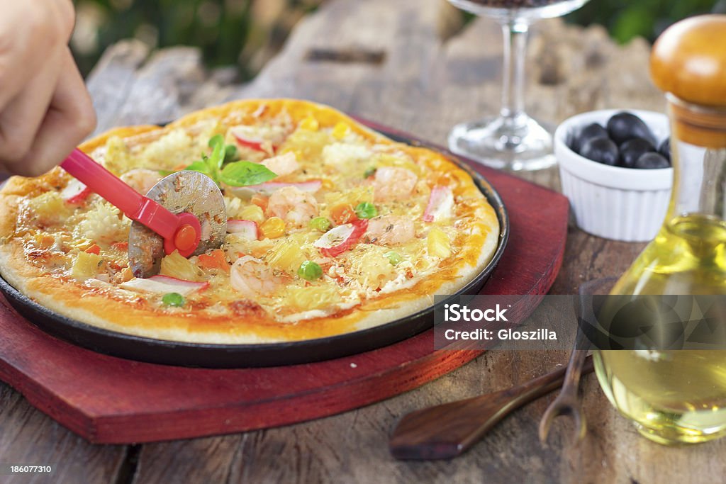 pizza fraîche sur une planche de bois - Photo de Aliment libre de droits