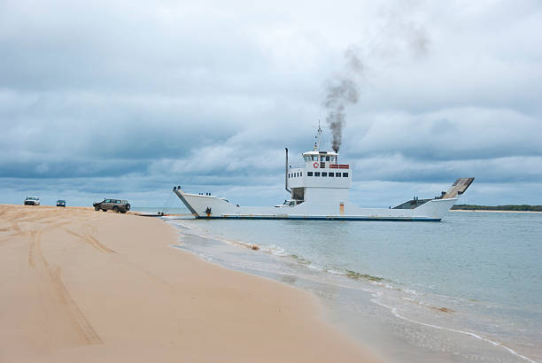 praia de carro e balsa - 4wd 4x4 convoy australia - fotografias e filmes do acervo