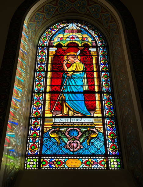 santa fe, nm: vidriera, interior de la catedral de san francisco - santo tomas de aquino fotografías e imágenes de stock