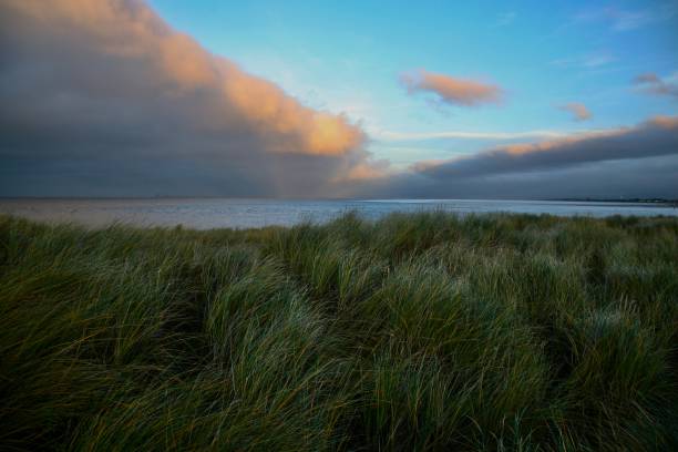 blick aufs meer, als sich der sturm nähert. - morecombe bay stock-fotos und bilder