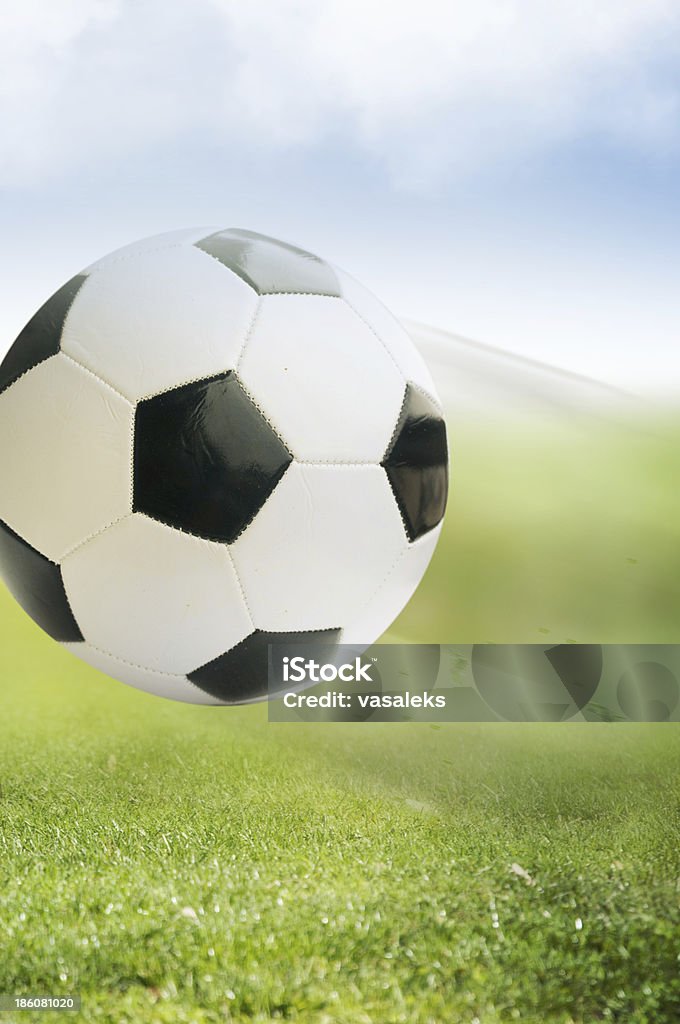 Pallone da calcio su erba verde - Foto stock royalty-free di Ambientazione esterna