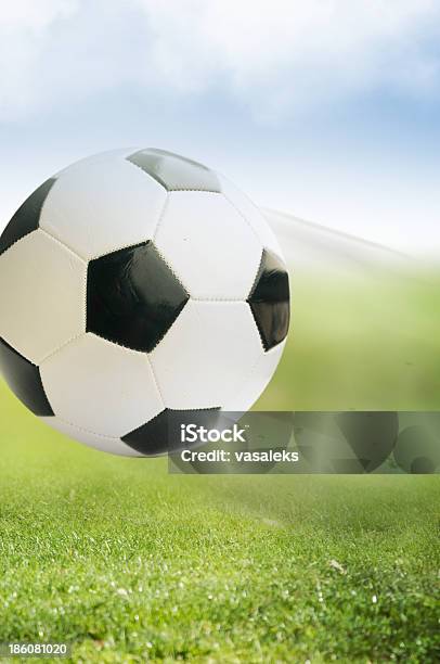 Pallone Da Calcio Su Erba Verde - Fotografie stock e altre immagini di Ambientazione esterna - Ambientazione esterna, Attività, Attrezzatura