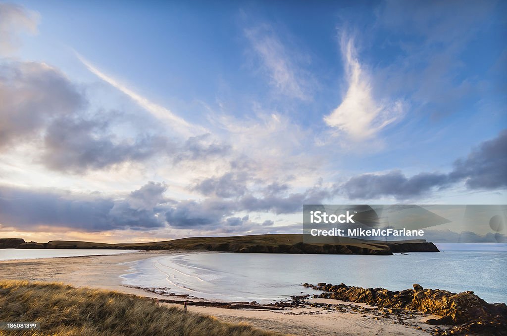 Ángel alas nubes y tombolo St Ninians Isle Shetland Escocia - Foto de stock de Bahía libre de derechos