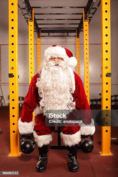 Santa Claus Capacitación Antes De Navidad Con Kettlebells En Gimnasio Foto de stock y más banco de imágenes de Musculoso