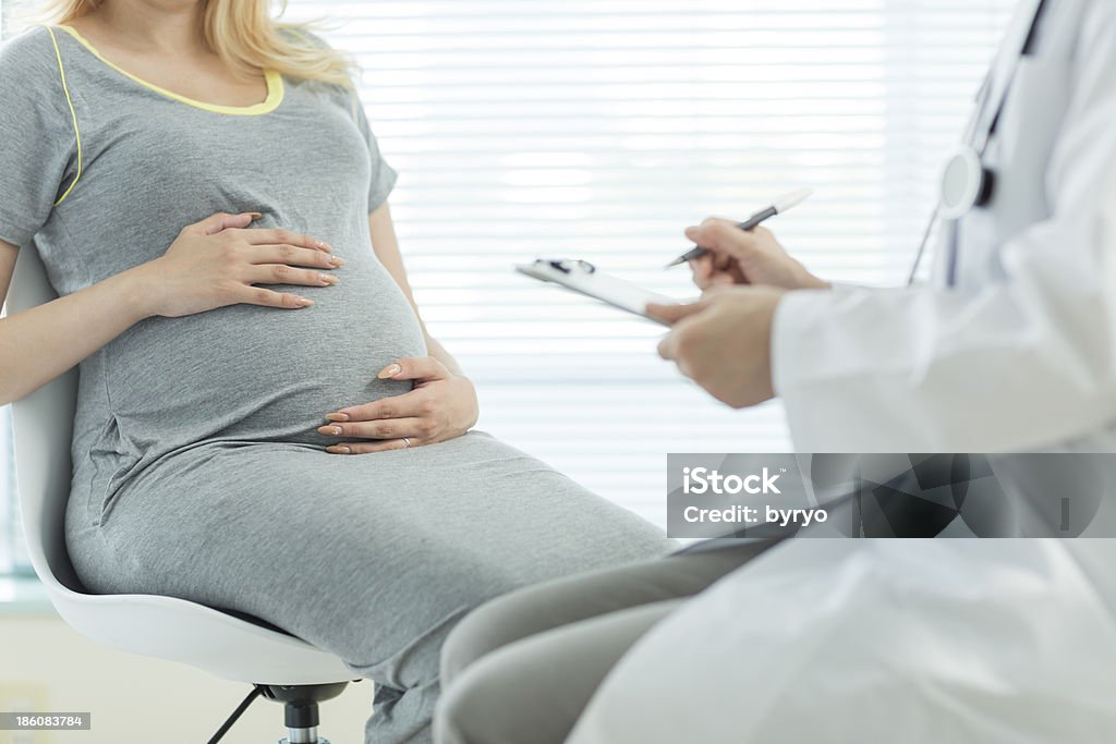 La femme enceinte ayant un examen - Photo de Être enceinte libre de droits