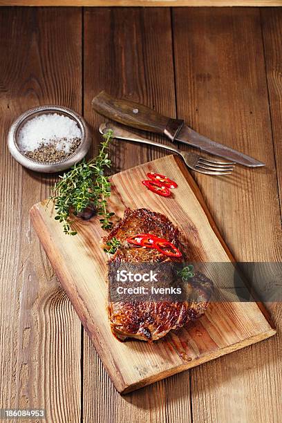 Stek Z Wołowiny Z Czerwony Chillies Na Drewno I Tabeli - zdjęcia stockowe i więcej obrazów Barbecue