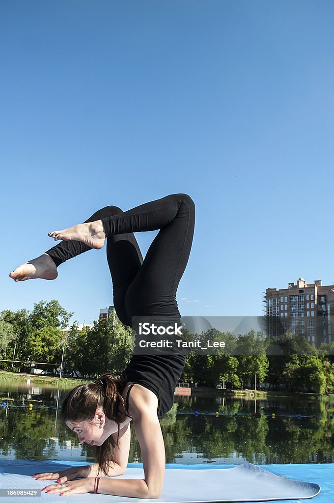 Posa Yoga vrishchikasana - 2 - Foto stock royalty-free di 25-29 anni