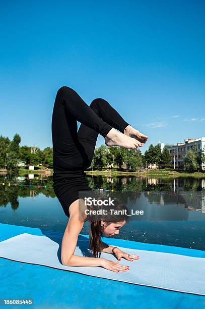 Yoga Vrishchikasana Pose Stockfoto und mehr Bilder von 25-29 Jahre - 25-29 Jahre, Achtsamkeit - Persönlichkeitseigenschaft, Aktiver Lebensstil