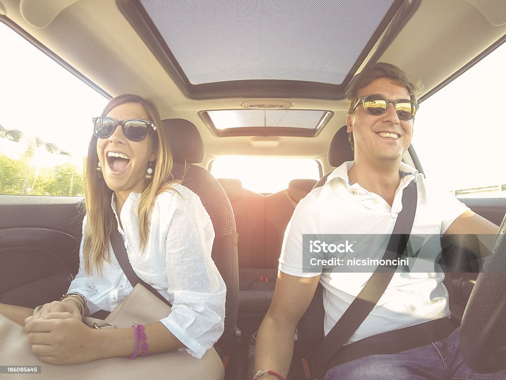 笑顔の若いカップルには、明るい車 - 自動車のロイヤリティフリーストック�フォト