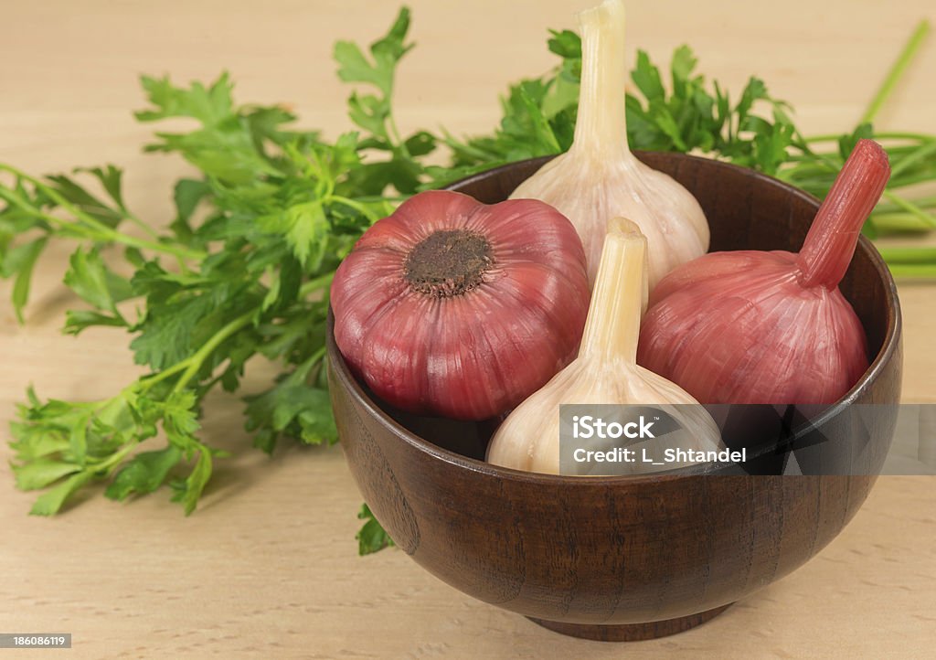 Eingelegt Knoblauch in eine hölzerne Schüssel - Lizenzfrei Eingelegt Stock-Foto