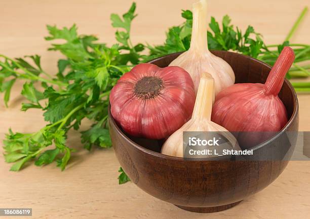 Eingelegt Knoblauch In Eine Hölzerne Schüssel Stockfoto und mehr Bilder von Eingelegt - Eingelegt, Essig, Fotografie