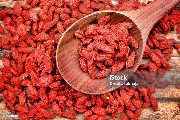 Rojo Goji Frutos Secos Foto de stock y más banco de imágenes de Alimento - Alimento, Antioxidante, Comida sana