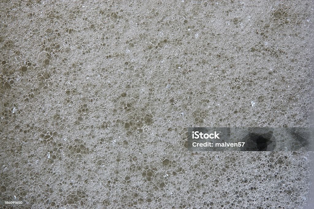 Textura de jabón de agua sobre un fondo negro. - Foto de stock de Abstracto libre de derechos