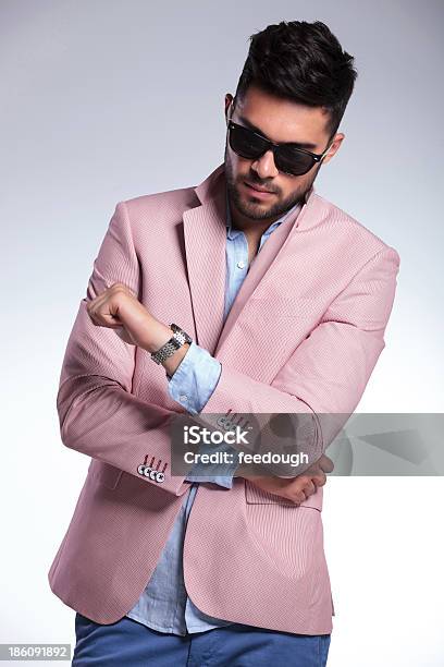 Casual Homem Olha Para O Relógio De Pulso - Fotografias de stock e mais imagens de Adulto - Adulto, Descontrair, Fotografia - Imagem