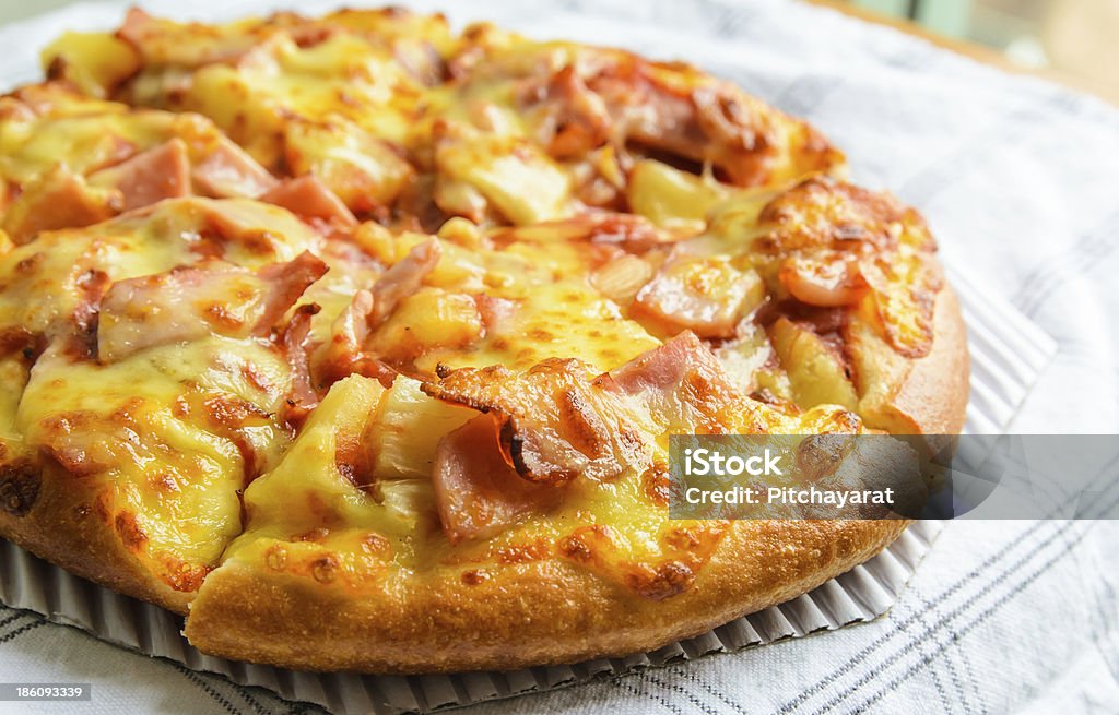 Deliciosa Pizza com bacon e Ananás - Royalty-free Almoço Foto de stock